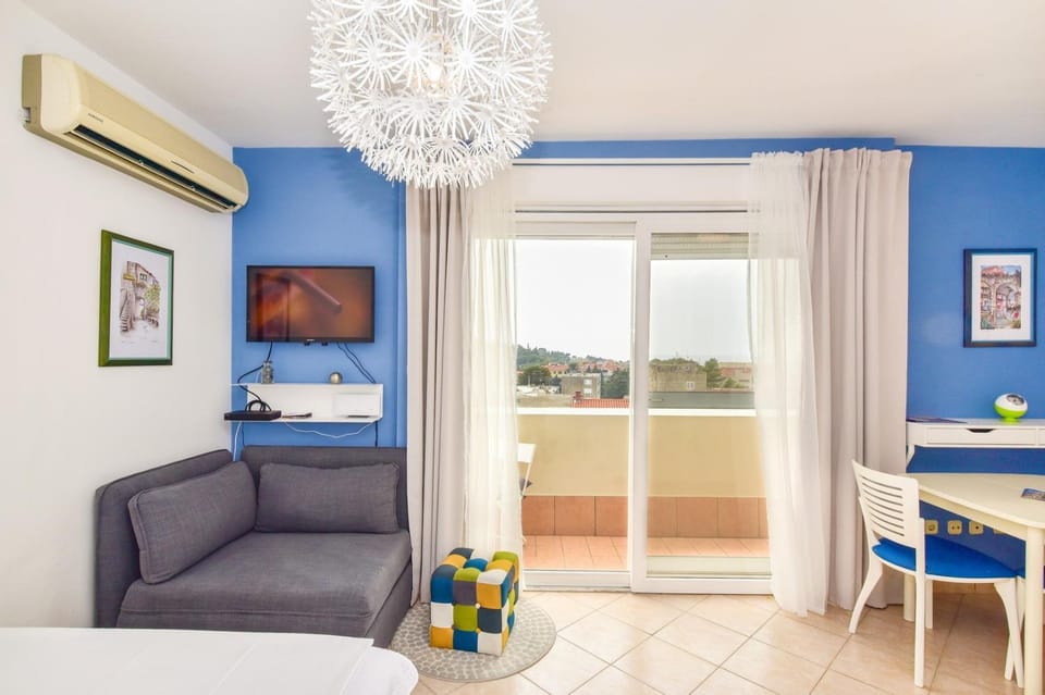 TV and multimedia, Balcony/Terrace, Living room, Decorative detail, Seating area, Dining area, City view, Mountain view, Sea view, Street view