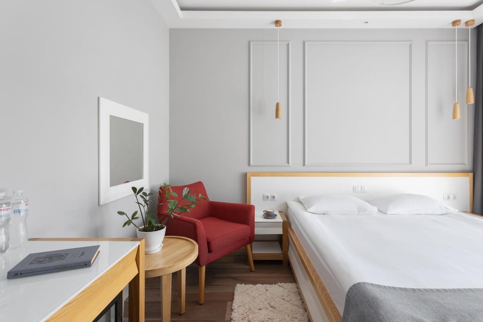 Bed, Photo of the whole room, Seating area, hair dresser