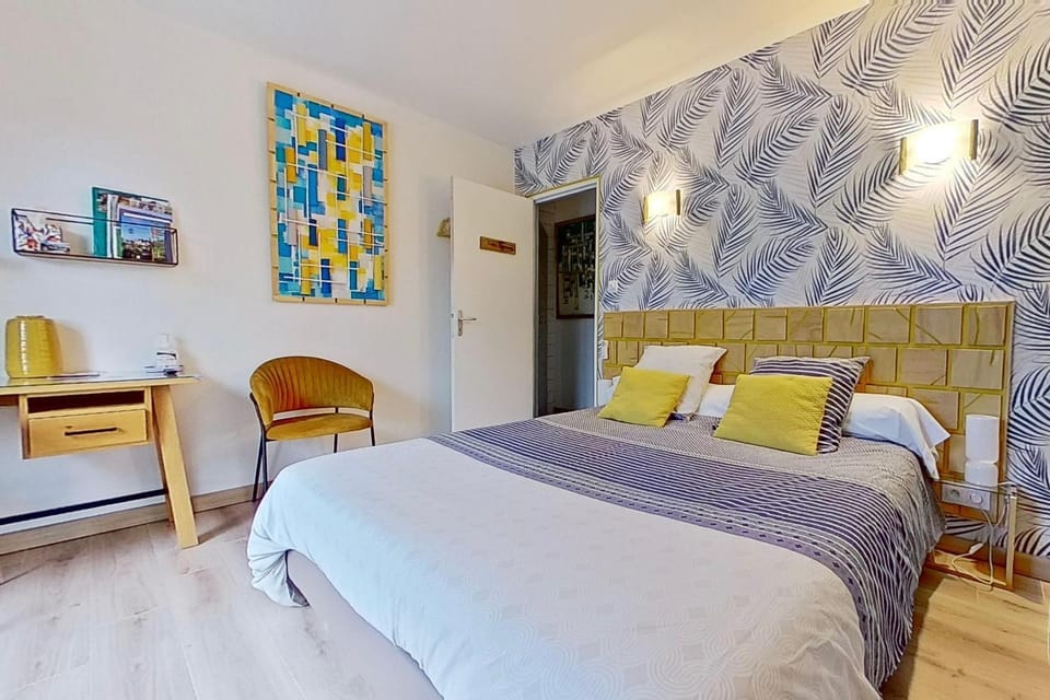 Photo of the whole room, Bedroom