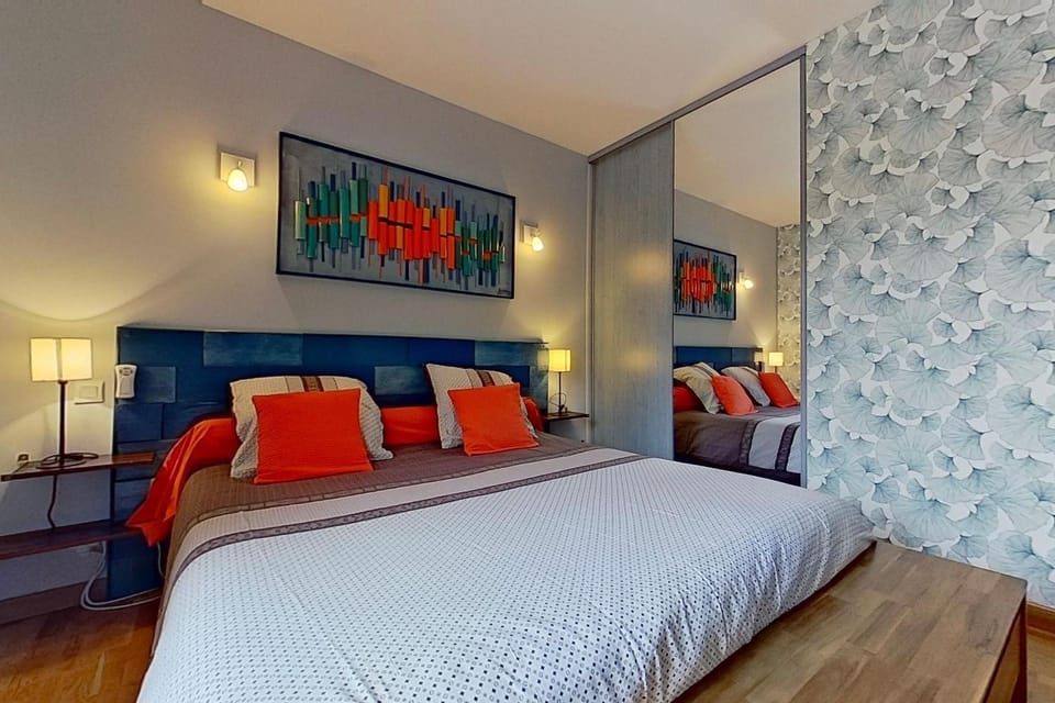 Photo of the whole room, Bedroom