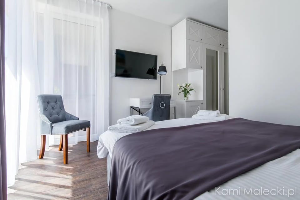Bed, TV and multimedia, View (from property/room), Photo of the whole room, Bedroom, hair dresser, microwave, towels, wardrobe