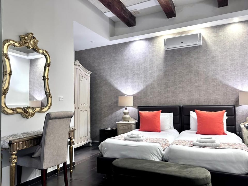 Bed, Photo of the whole room, Bedroom, wardrobe, air conditioner