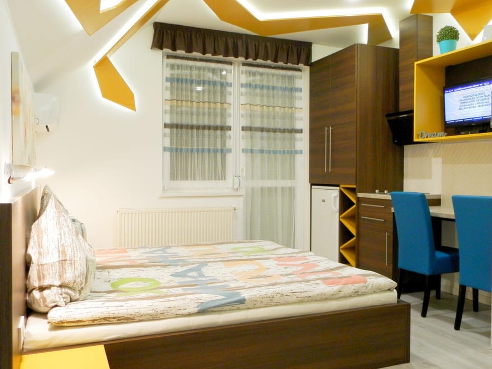 Coffee/tea facilities, Kitchen or kitchenette, Bedroom