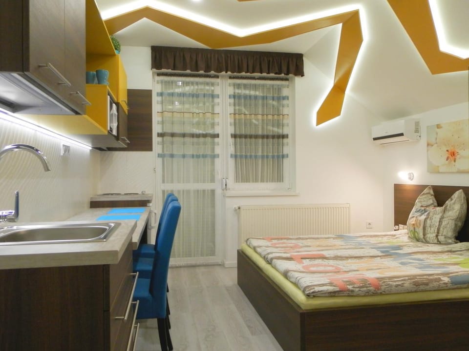 Kitchen or kitchenette, Dining area, Bedroom