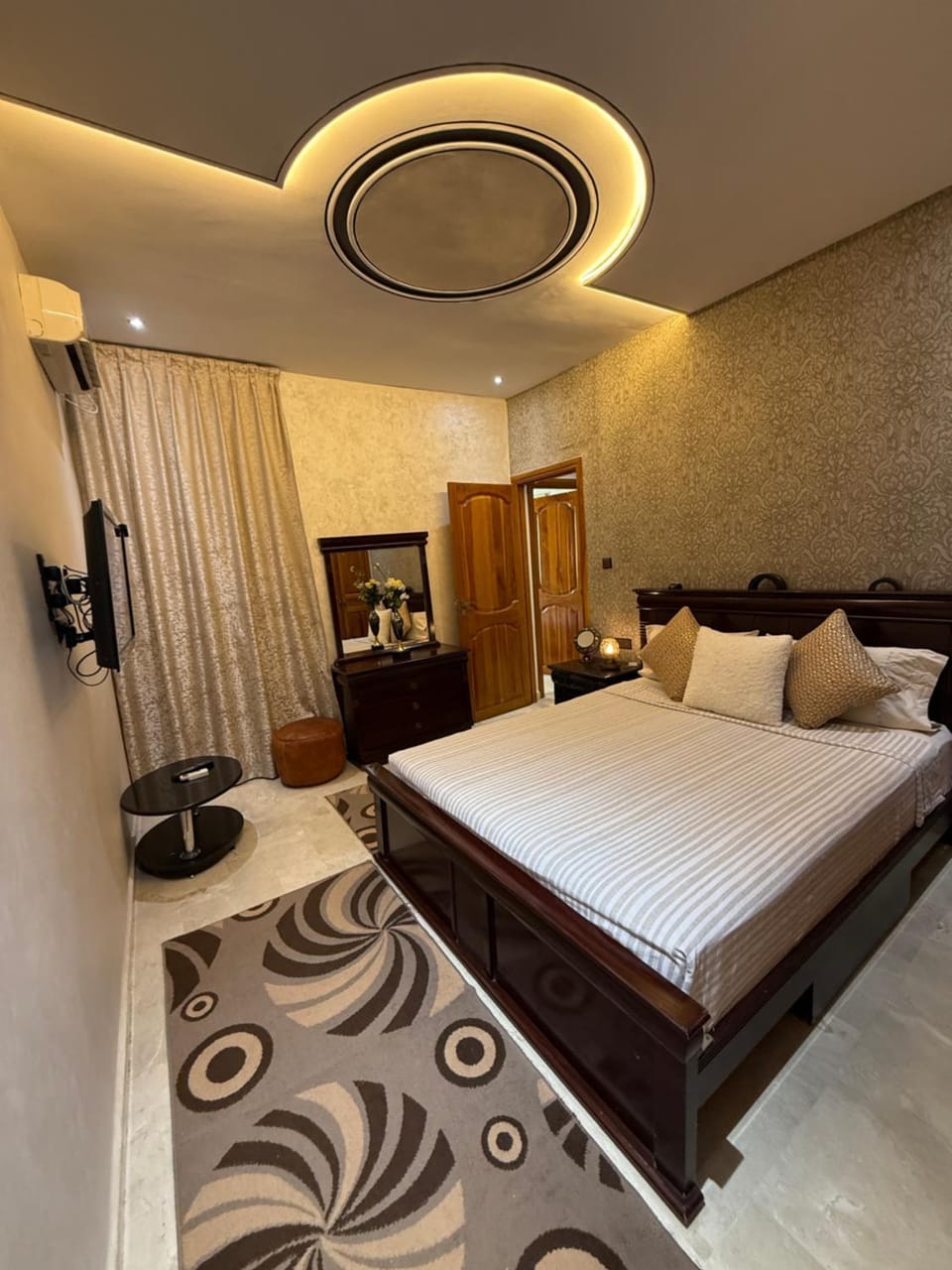 Bed, TV and multimedia, Living room, Photo of the whole room, Seating area, Bedroom, wardrobe