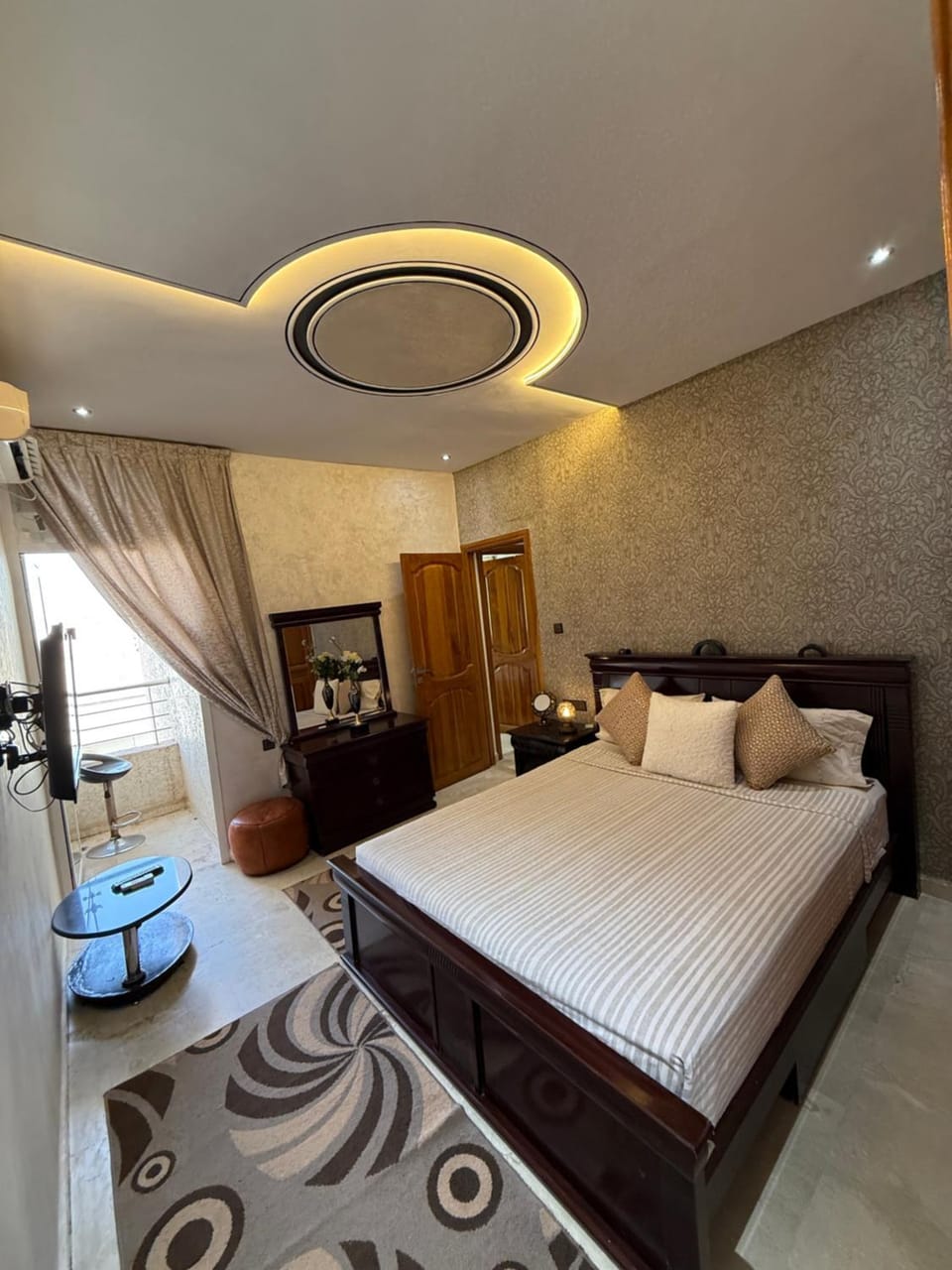 Bed, Living room, Photo of the whole room, Seating area, Bedroom, wardrobe