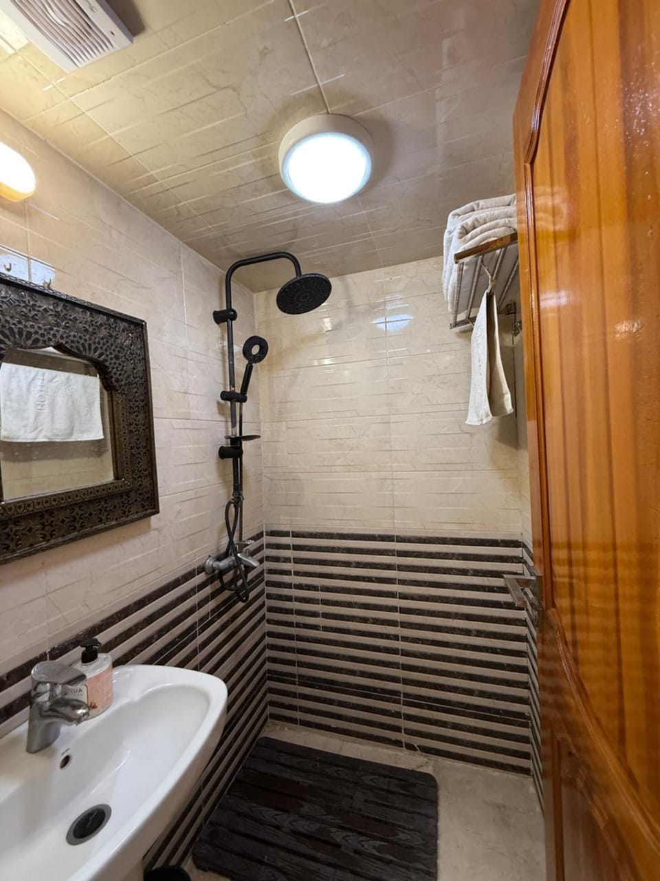 Shower, Bathroom, towels