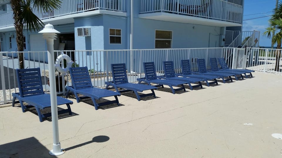 Property building, Day, Swimming pool, sunbed