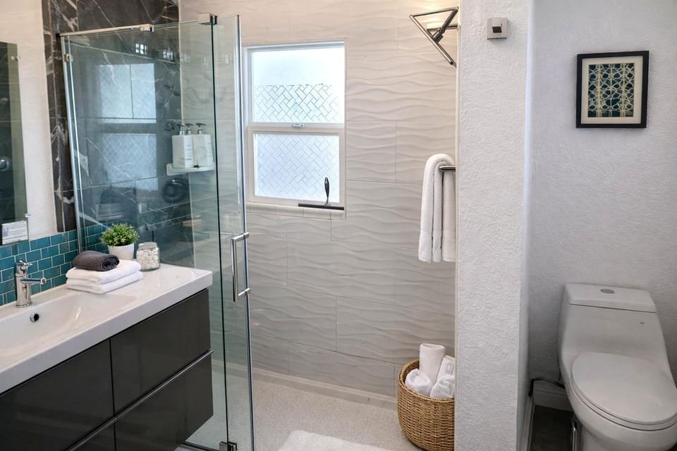 Shower, Toilet, Bathroom, towels