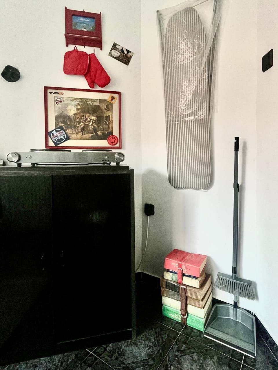 Kitchen or kitchenette, Decorative detail, flat iron, stove