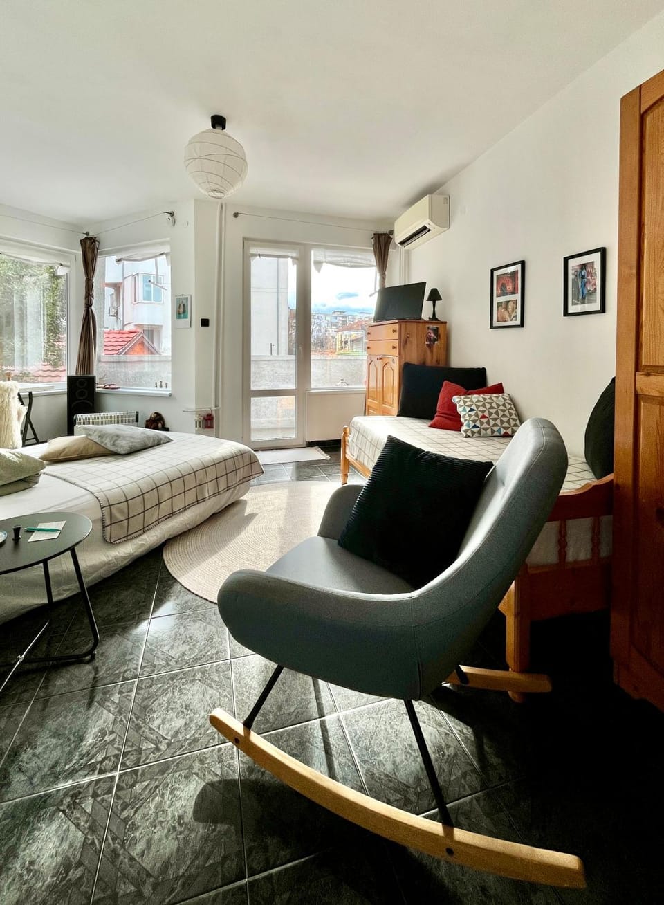 Bed, TV and multimedia, Photo of the whole room, Seating area, Bedroom, air conditioner