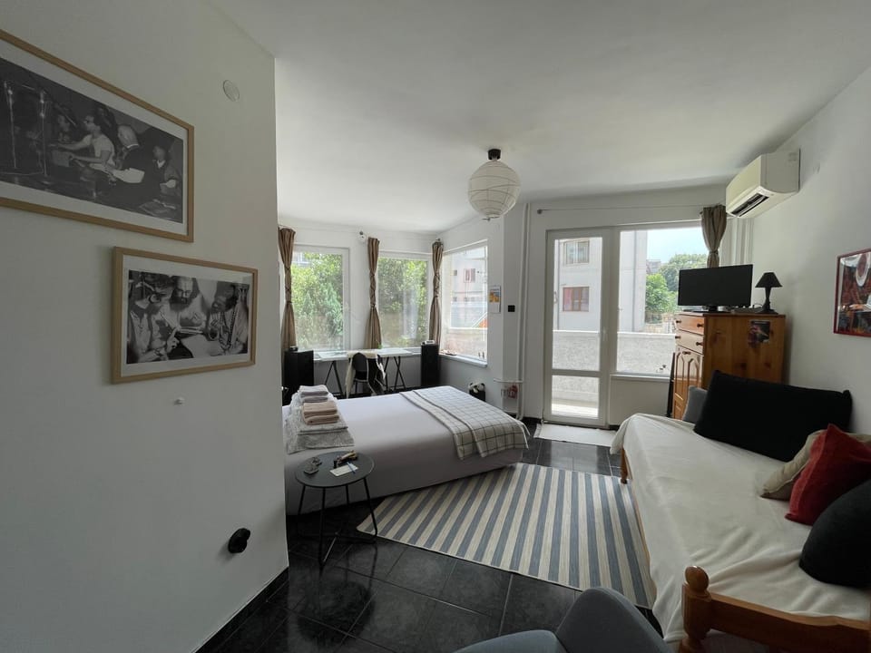 Bed, Living room, Photo of the whole room, Bedroom