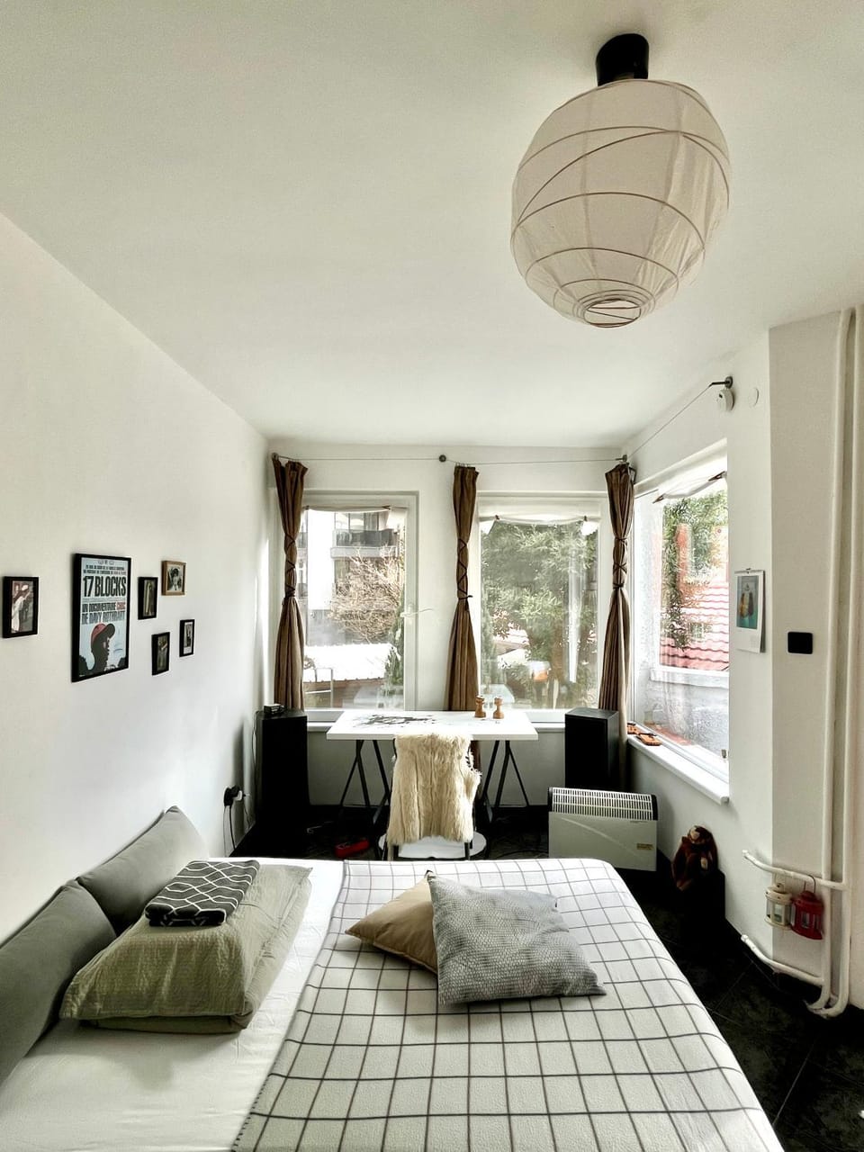 Bed, TV and multimedia, Living room, Photo of the whole room