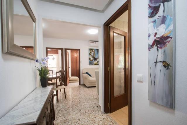 Photo of the whole room, Decorative detail