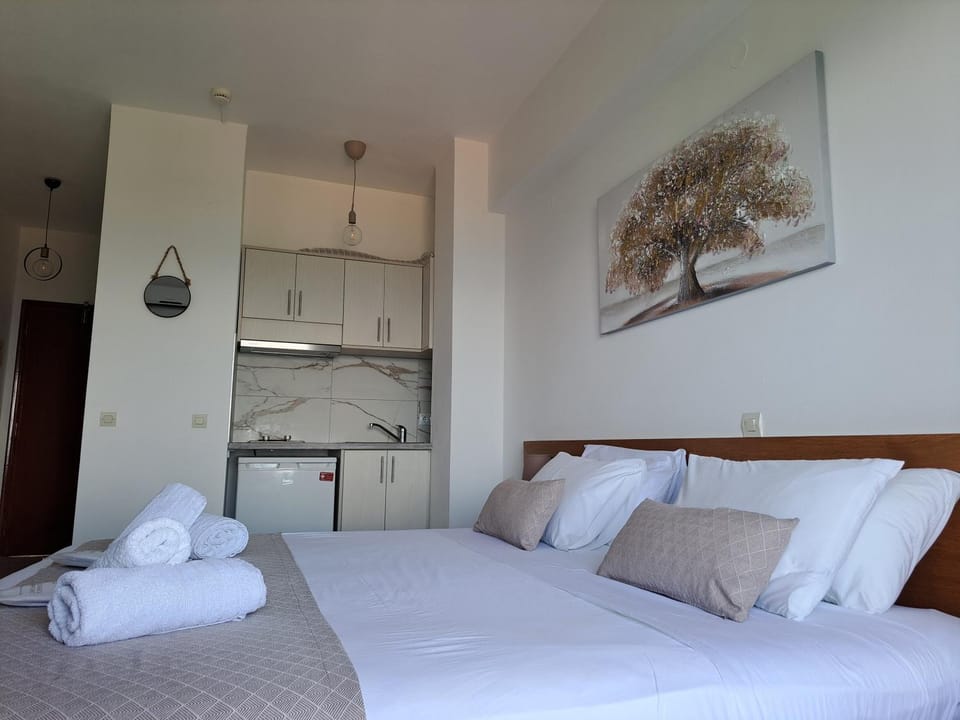 Bed, Kitchen or kitchenette, Photo of the whole room, Bedroom, towels