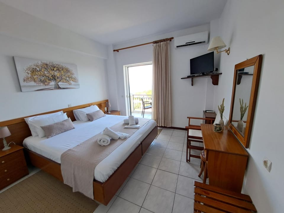 Bed, TV and multimedia, Photo of the whole room, Bedroom, towels, air conditioner