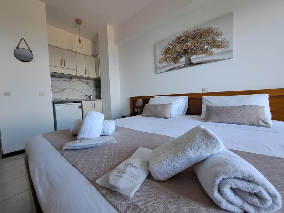 Bed, Kitchen or kitchenette, Photo of the whole room, Bedroom, towels