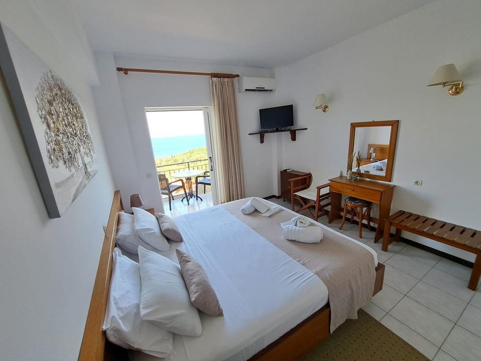Bed, TV and multimedia, Photo of the whole room, Bedroom, towels