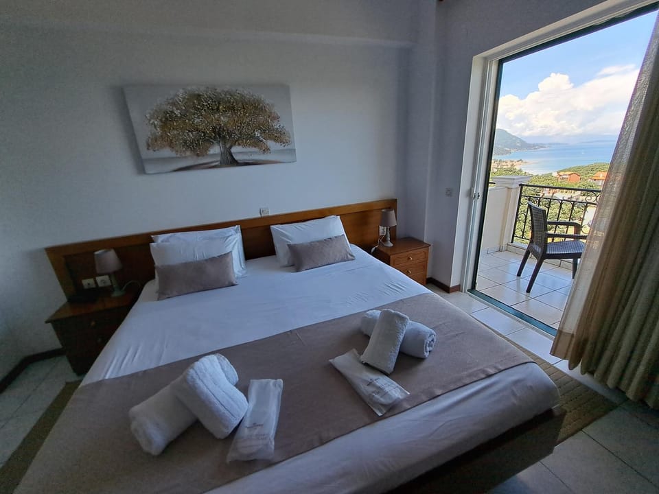 Bed, Natural landscape, View (from property/room), Balcony/Terrace, Photo of the whole room, Bedroom, Sea view, towels