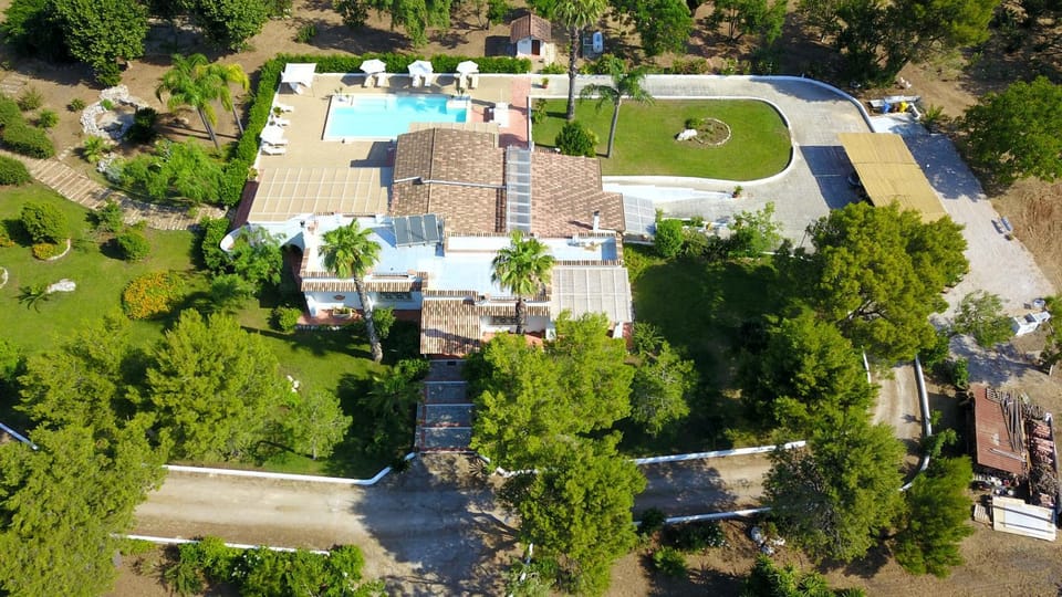 Villa Vetti - Exclusive Garden & Pool Retreat Villa in Apulia