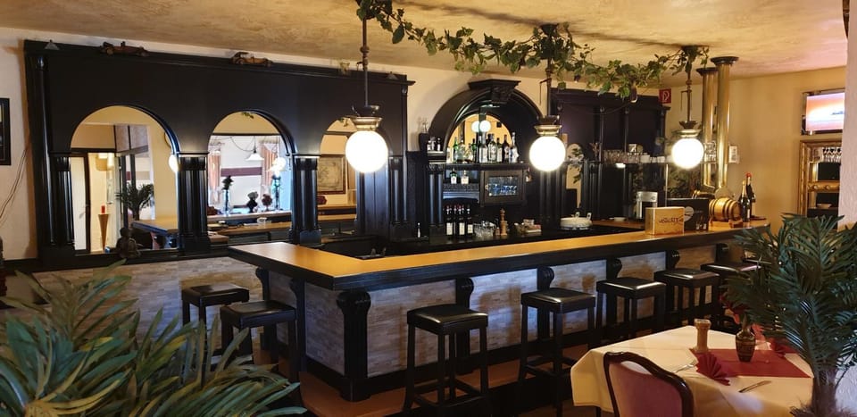 Restaurant/places to eat, Lounge or bar