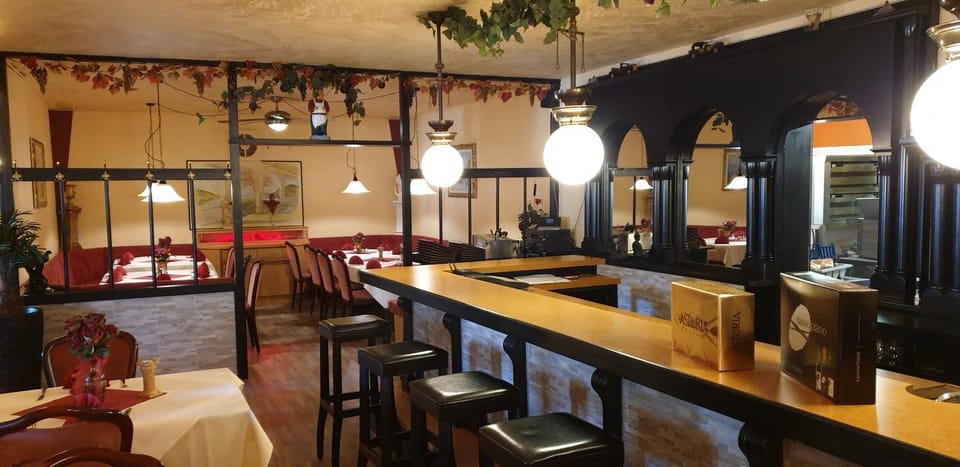 Restaurant/places to eat, Restaurant/places to eat