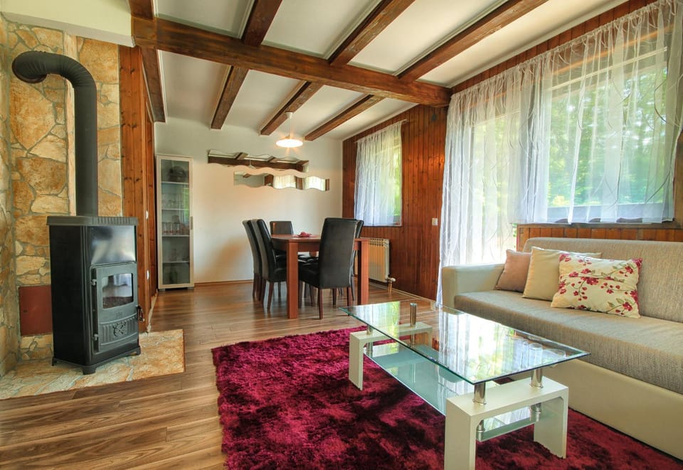 TV and multimedia, Seating area, Dining area