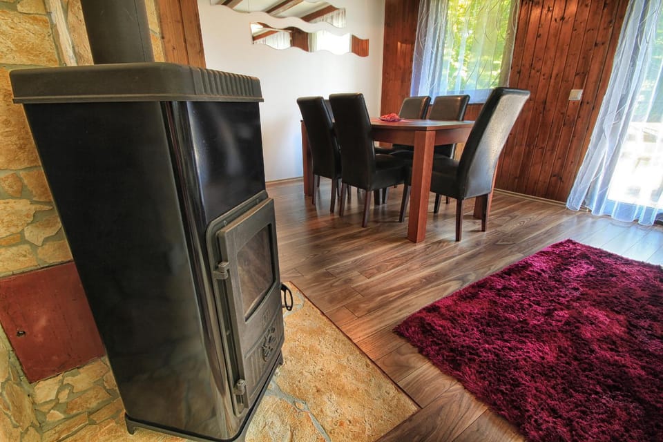 TV and multimedia, Seating area, Dining area