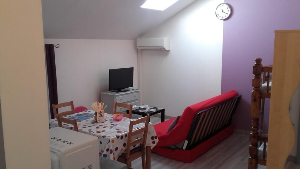 Shower, Toilet, Bathroom, TV and multimedia, Coffee/tea facilities, Kitchen or kitchenette, Living room, Seating area, Bedroom