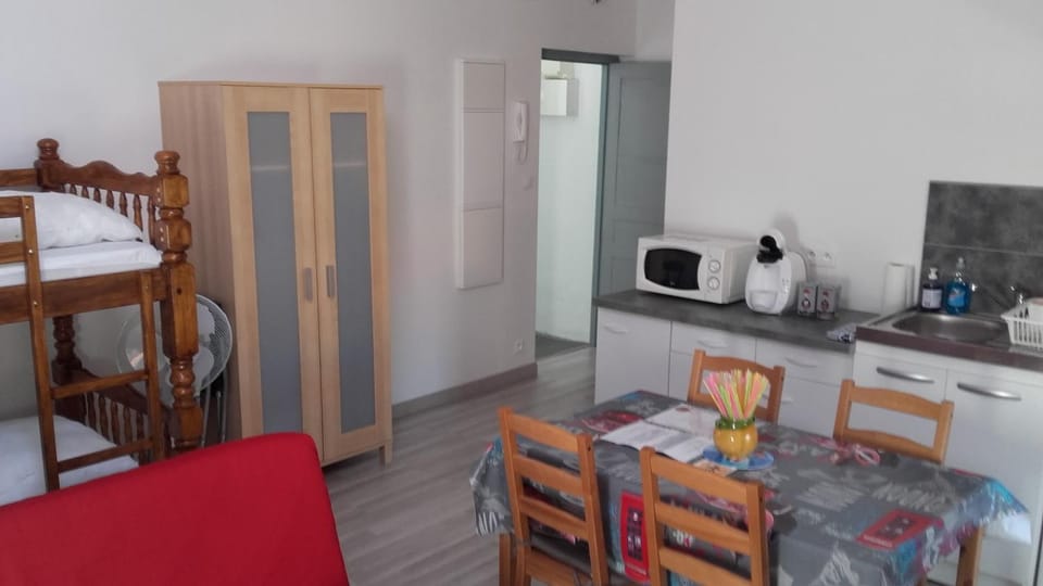 Coffee/tea facilities, Kitchen or kitchenette, Dining area, Street view