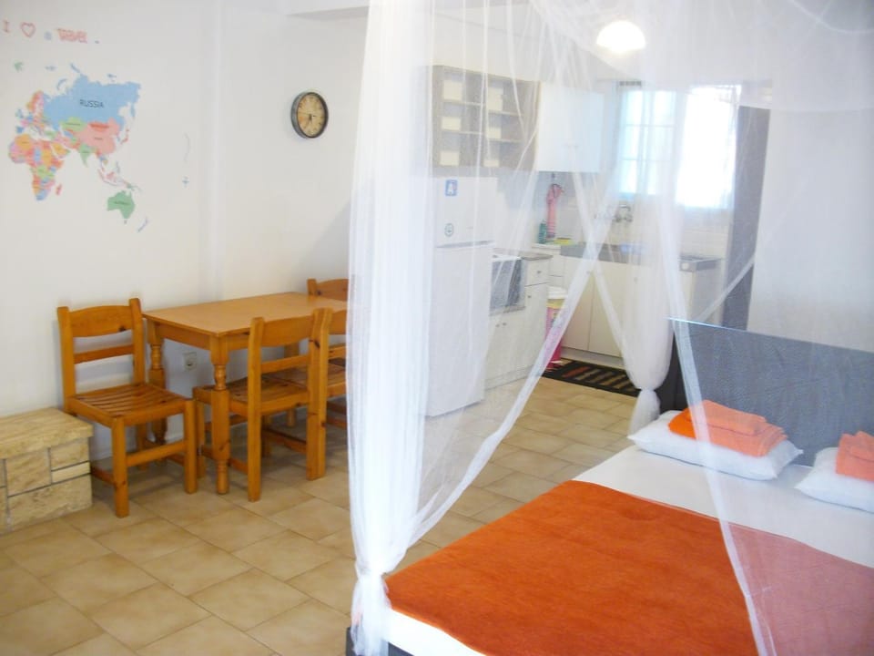 Bed, Photo of the whole room, Dining area