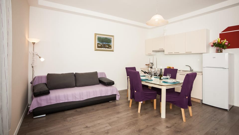 TV and multimedia, Kitchen or kitchenette, Living room, Seating area, Dining area