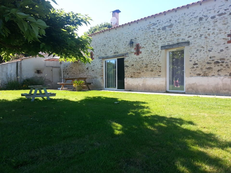 Facade/entrance, Spring, Day, Garden, On site, Garden view