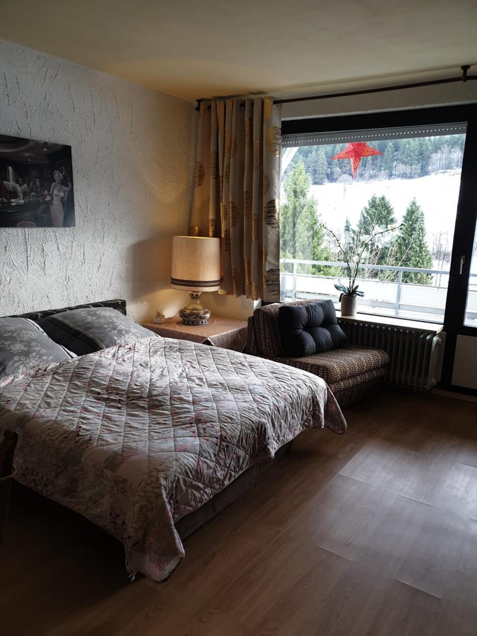 Photo of the whole room, Mountain view