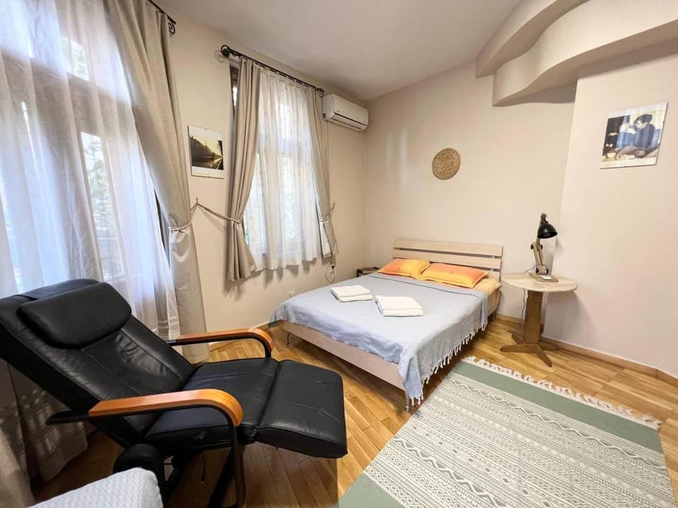 Bed, Photo of the whole room, Seating area, Bedroom, air conditioner