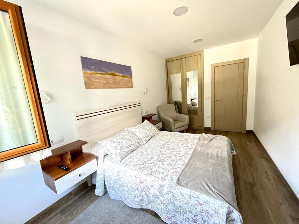 Bed, TV and multimedia, Photo of the whole room, Bedroom, wardrobe