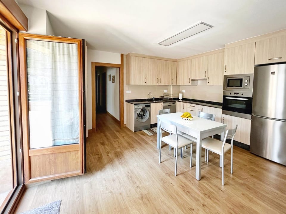 Kitchen or kitchenette, Dining area, dishwasher, minibar, pet friendly, stove, toaster
