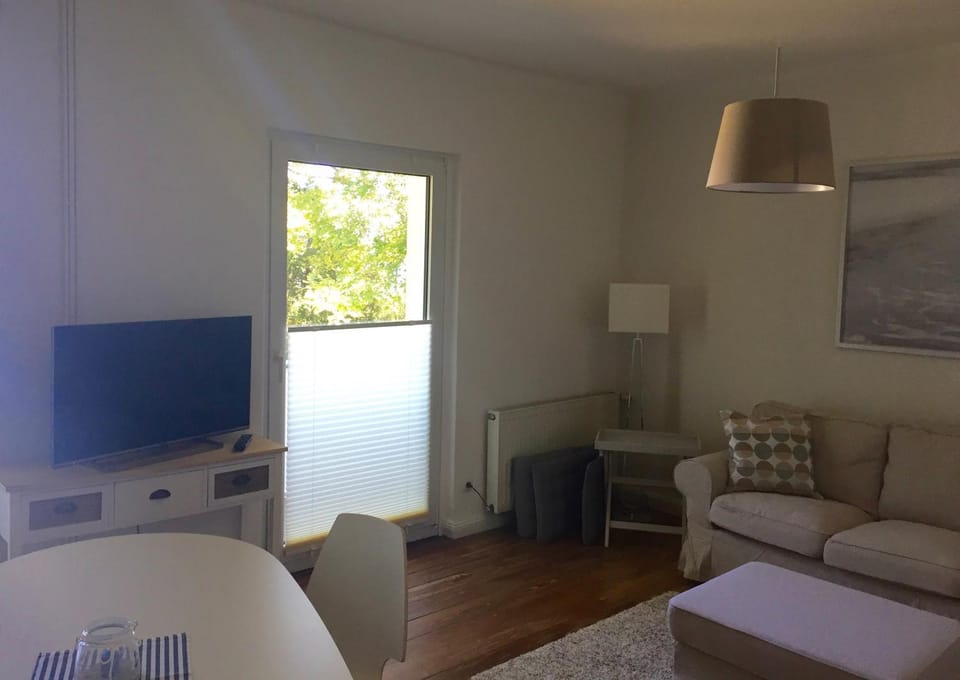 Communal lounge/ TV room, Spring, Day, Balcony/Terrace, Living room, Seating area, Dining area, On site, Sea view, Family