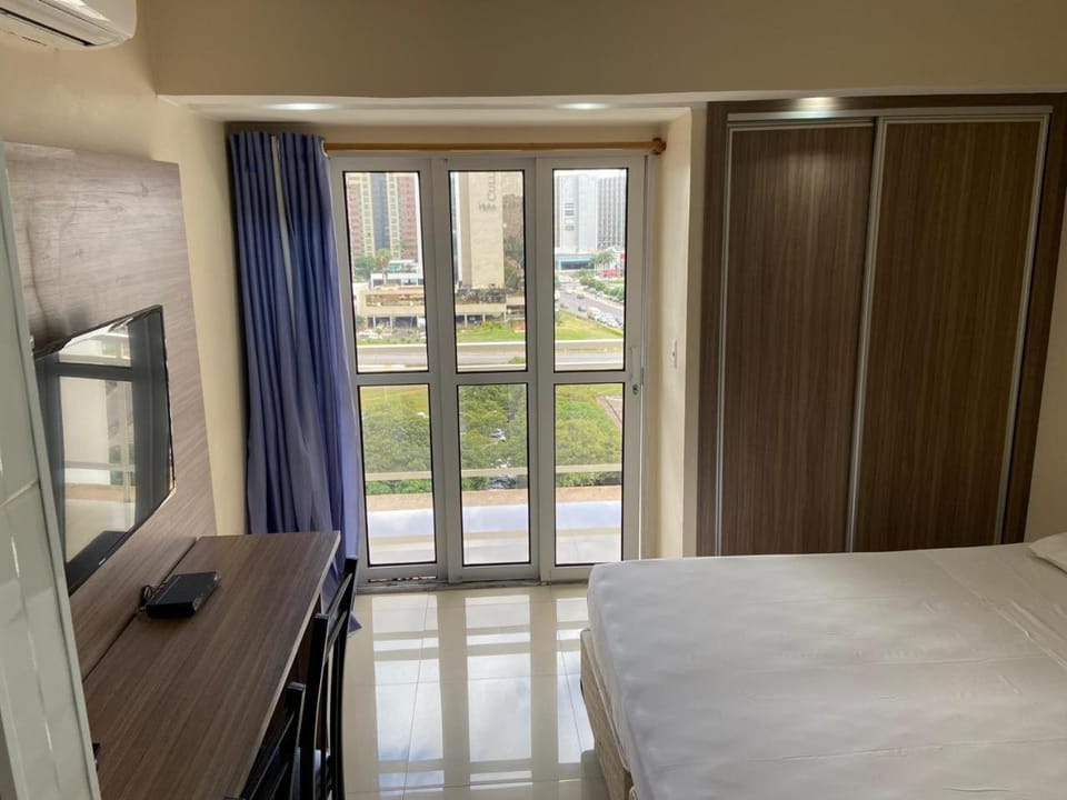 Bed, TV and multimedia, View (from property/room), Balcony/Terrace, Bedroom, furniture, wardrobe, air conditioner