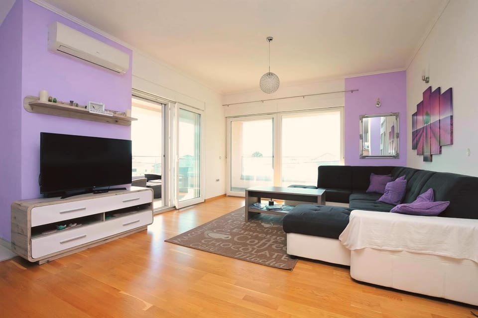 Communal lounge/ TV room, TV and multimedia, Living room, Seating area, air conditioner
