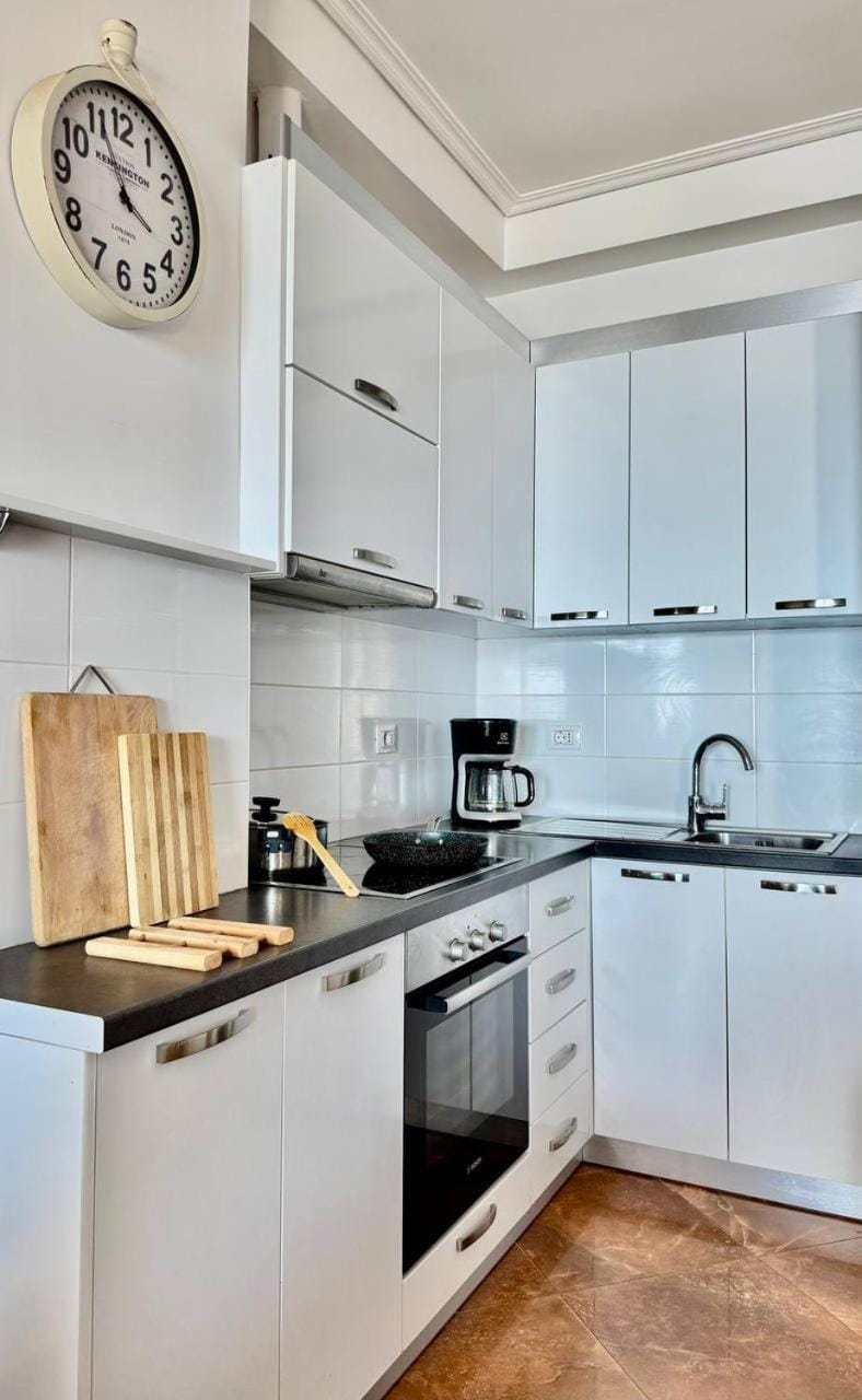 Coffee/tea facilities, Kitchen or kitchenette, oven, stove