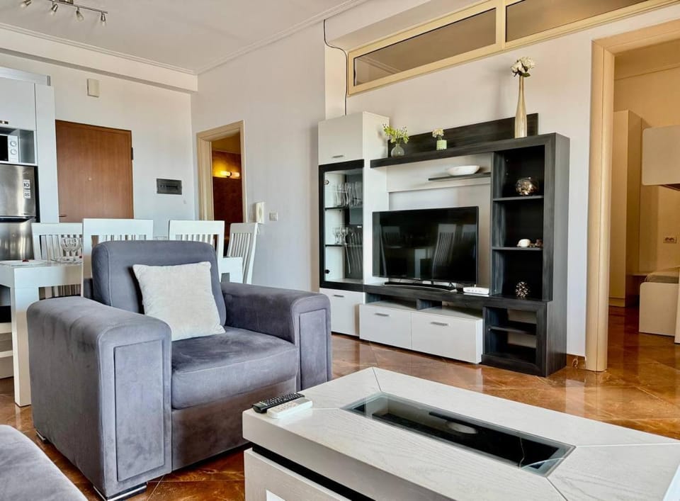 TV and multimedia, Living room, Seating area, Evening entertainment