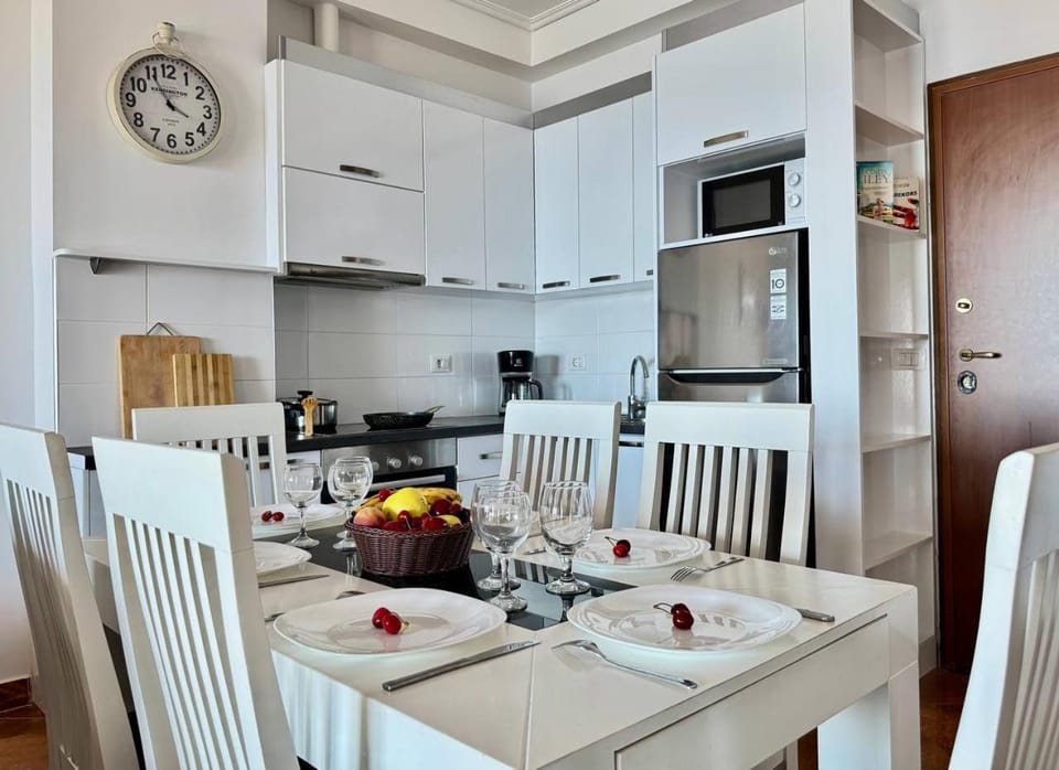 Kitchen or kitchenette, Dining area, oven, stove