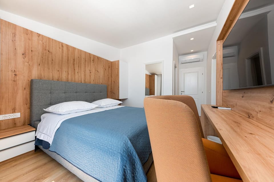 Bed, TV and multimedia, Bedroom, air conditioner