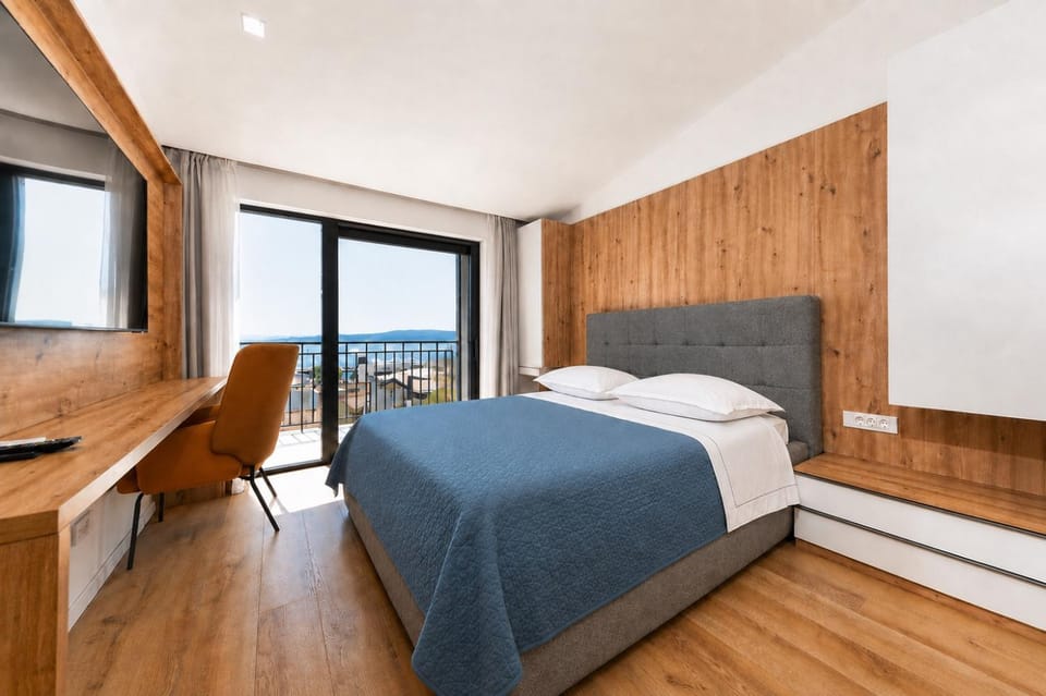 Bed, TV and multimedia, Photo of the whole room, Seating area, Bedroom