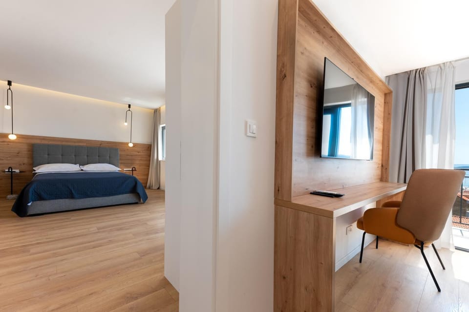 Bed, TV and multimedia, Photo of the whole room, Bedroom