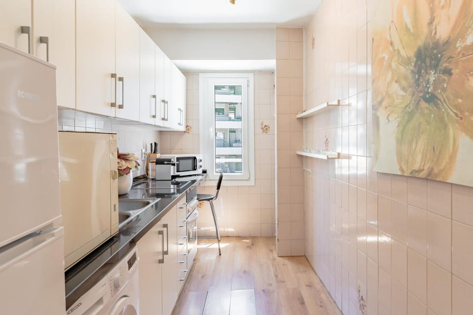 Kitchen or kitchenette, dishwasher, stove