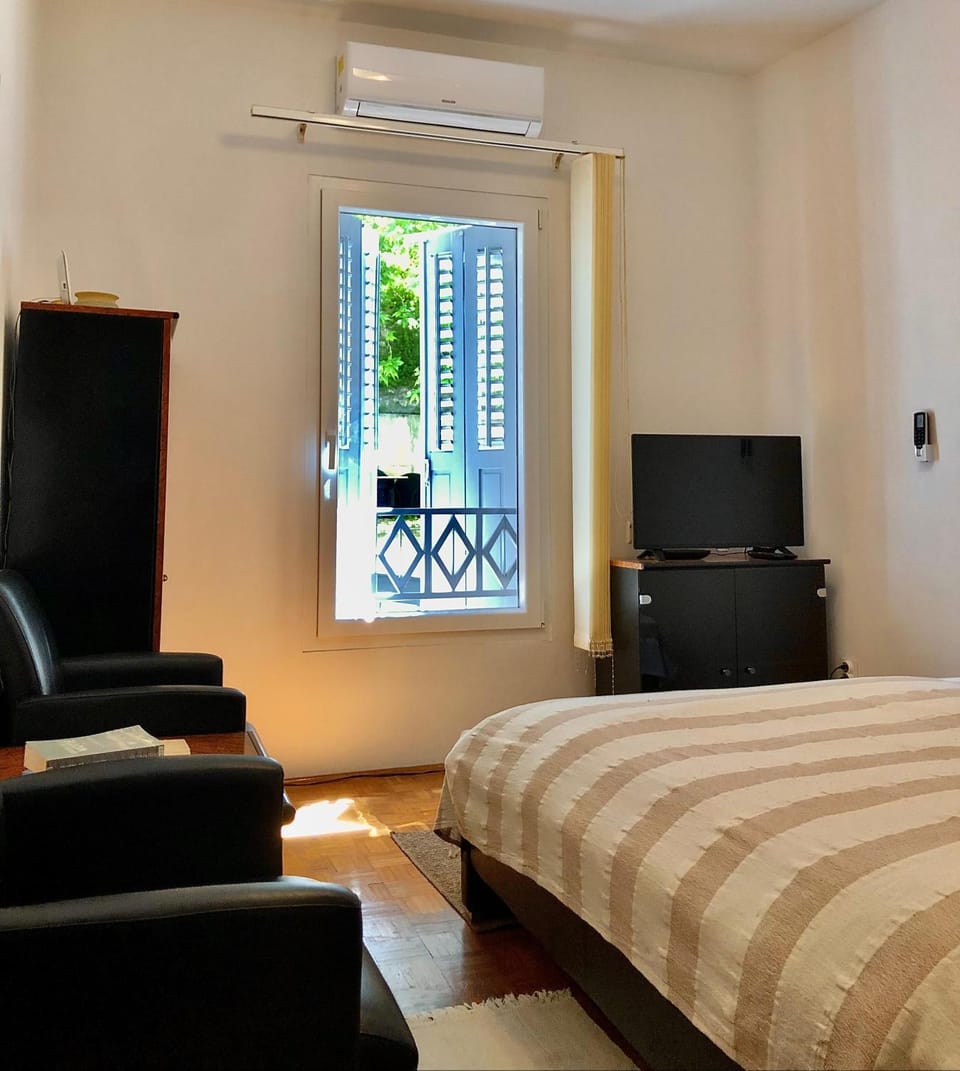TV and multimedia, Photo of the whole room, Bedroom