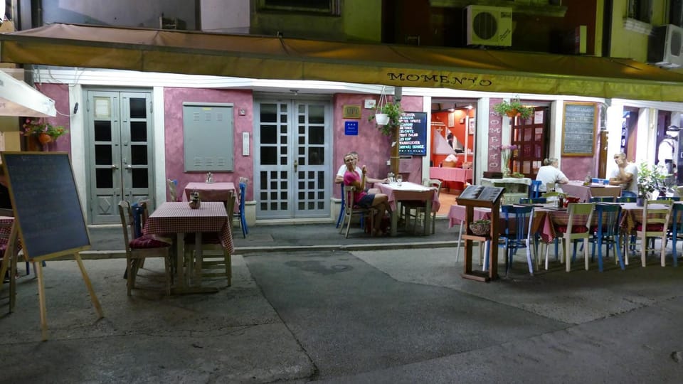 Property building, Restaurant/places to eat, Facade/entrance, Night