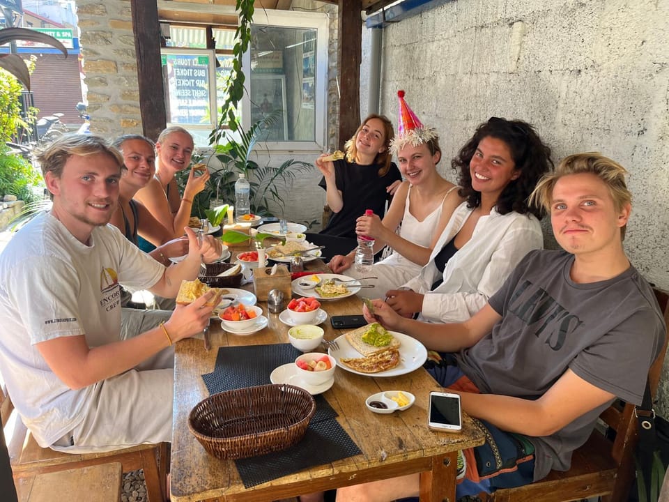 Restaurant/places to eat, People, Food and drinks, Food, Guests, Breakfast, Continental breakfast, Lunch, Dinner, Drinks, group of guests